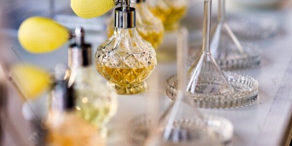 Bar à parfums personnalisés : flacons et pipettes d'une animation olfactive