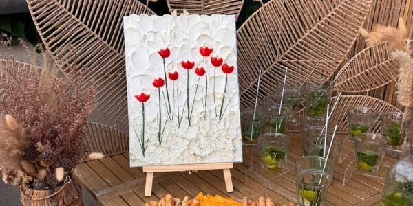 Tableau comestible fleuri présenté sur chevalet dans une décoration bohème